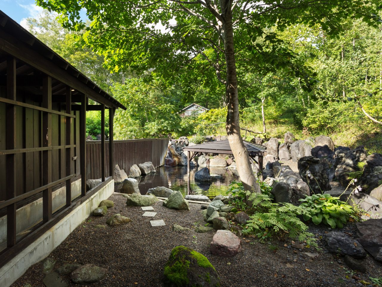 夏の露天風呂。大自然の中での湯あみをぜひ。