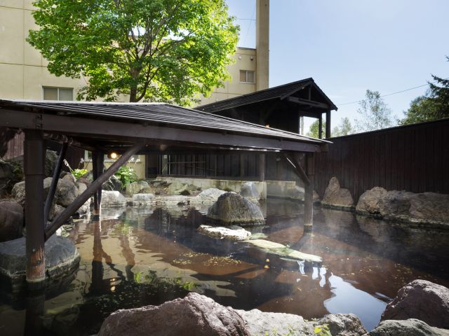 源泉かけ流し100%。もちろん差し水、塩素や循環器を一切使用しない自慢のお湯。東屋があるので雨や雪の日でも露天風呂を楽しめます。