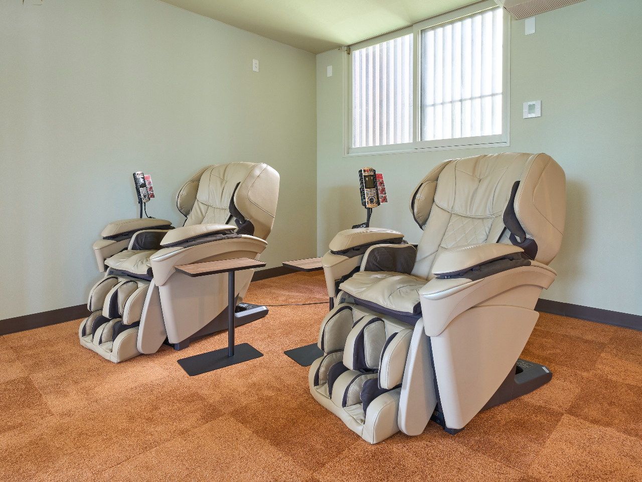 休憩室には無料の最新式マッサージチェアーを2台ご用意♪ 湯上りに使用して、そのまま寝てしまうかも!?
