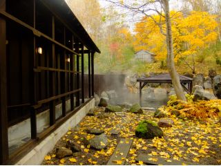 紅葉を楽しめる秋の露天風呂♪