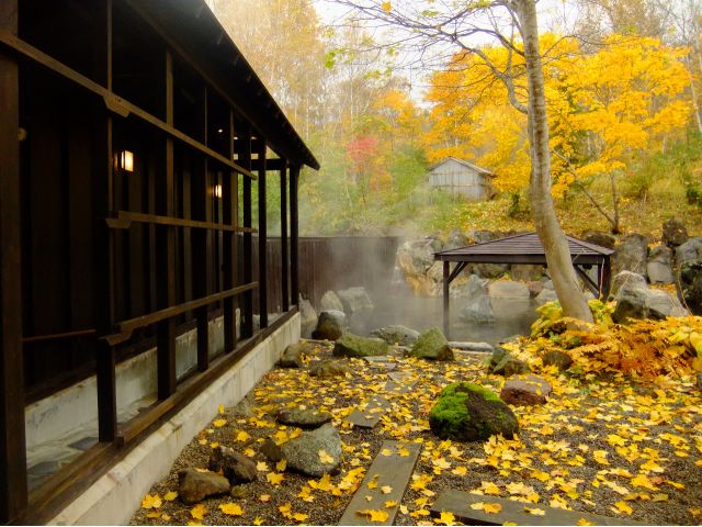 紅葉を楽しめる秋の露天風呂♪