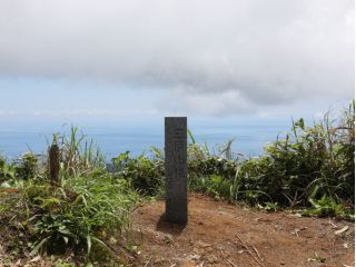 三原山山頂(標高700m)の様子。