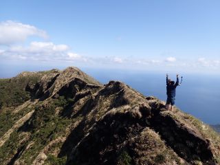絶景の尾根道に思わずバンザイ!