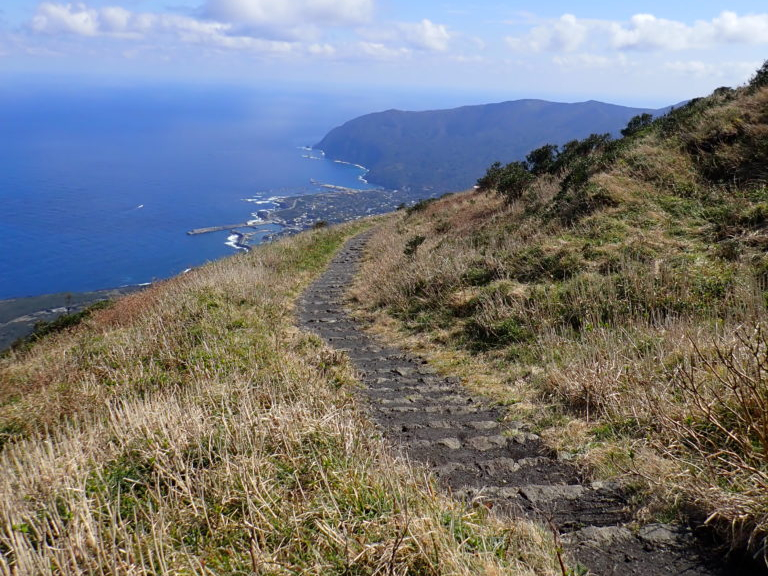 登りと下りは整備された階段になります。