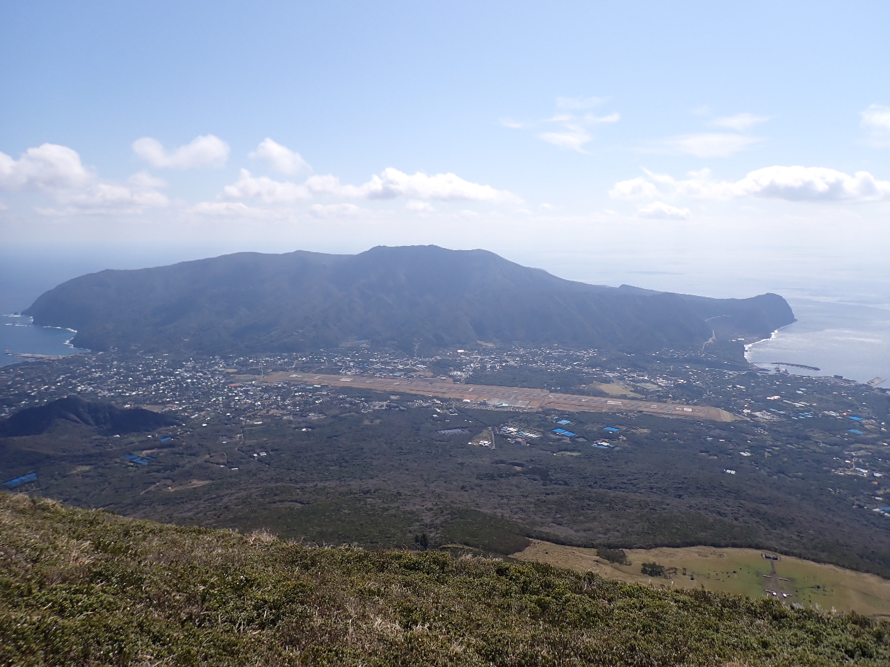 八丈富士山頂付近から三原山を望む。