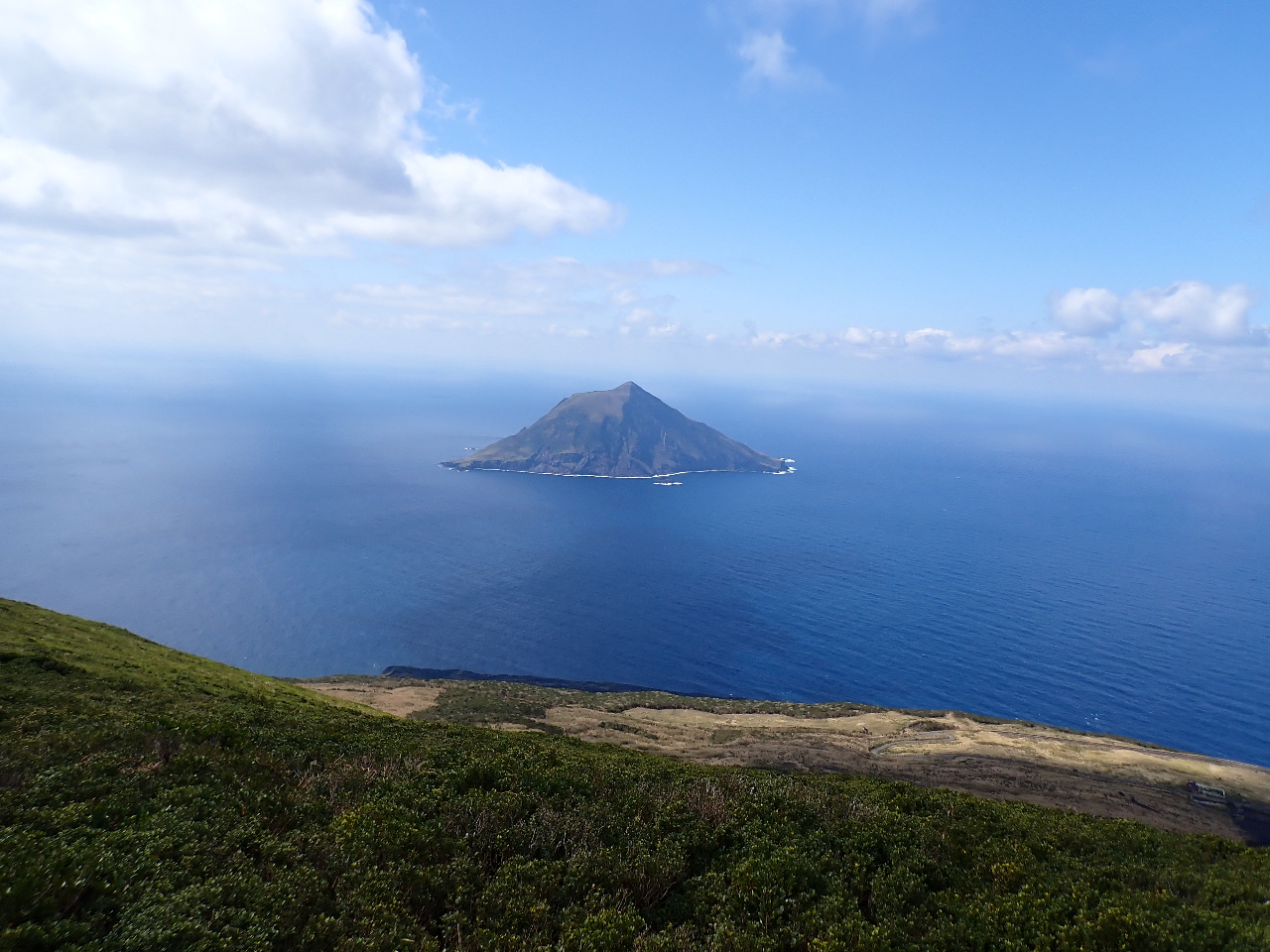 お鉢巡りをしながら八丈小島を望む。