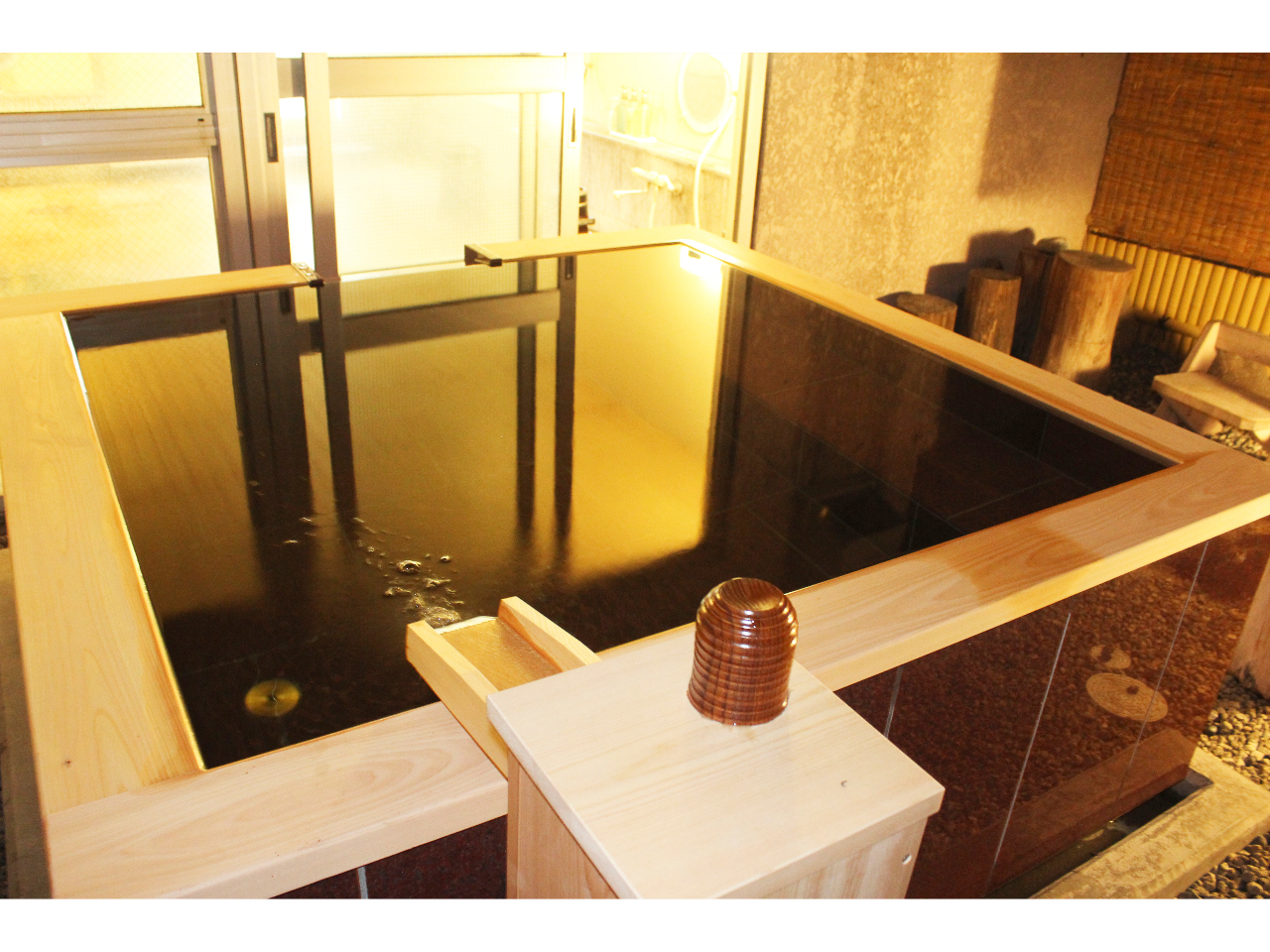 【ぶどうの湯・露天】内湯も露天も全て源泉掛け流しです。湯船から溢れるお湯が真の掛け流しの証です。