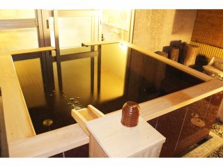 【ぶどうの湯・露天】内湯も露天も全て源泉掛け流しです。湯船から溢れるお湯が真の掛け流しの証です。