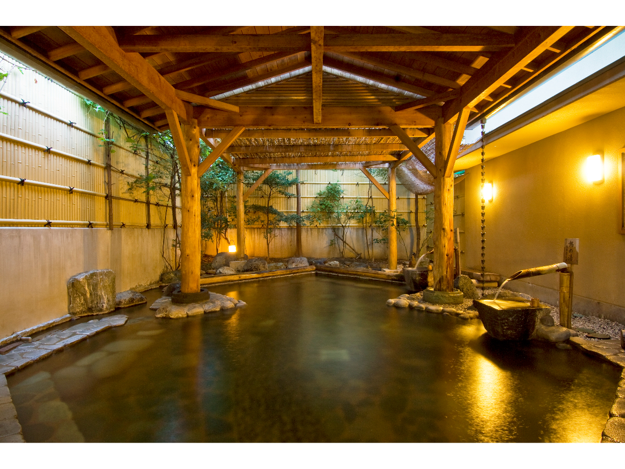 【柿の湯・露天】敷地内で自噴する自家源泉は1分間に1,415L(ドラム缶7本分)の豊富な湧出量。