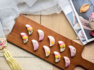 艶やかで可愛い形のパラムトック。中には白あんが入っています。