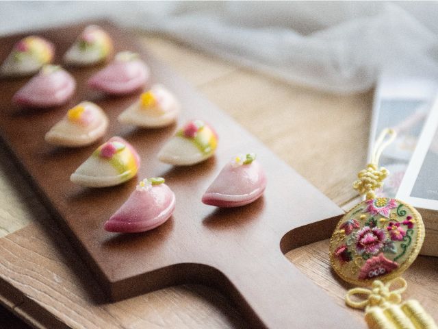 お餅の上には、小さなお花や葉っぱを飾ります。