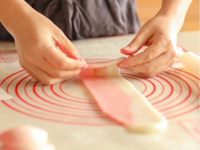 生地に白あんを包み成形します。