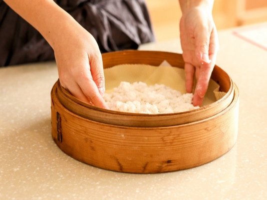 米粉をせいろで蒸して作ります