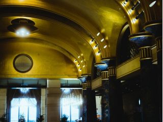 黄金のロビー ドーム天井
