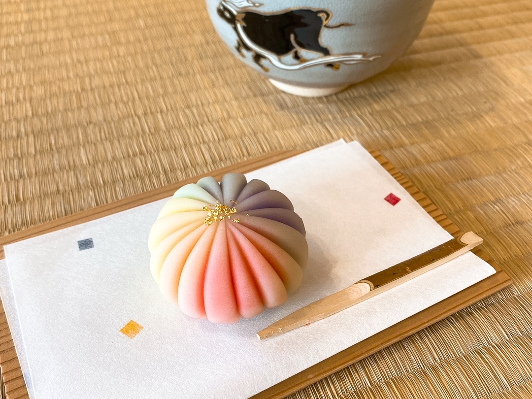 御開帳記念の綺麗なお菓子をお出ししています☆  *数に限りがございますので、季節のお菓子で対応させていただく場合もございます。ご了承ください。