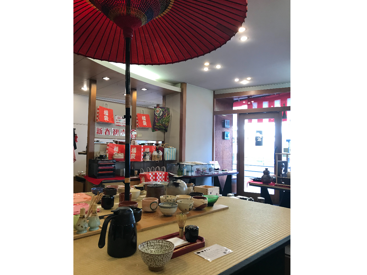 赤い傘の下で抹茶を点てていただく事が出来ます。