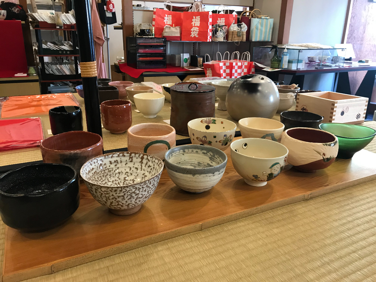 茶碗は季節の物を揃えておりますので、お好きなものを選んで点てられます。