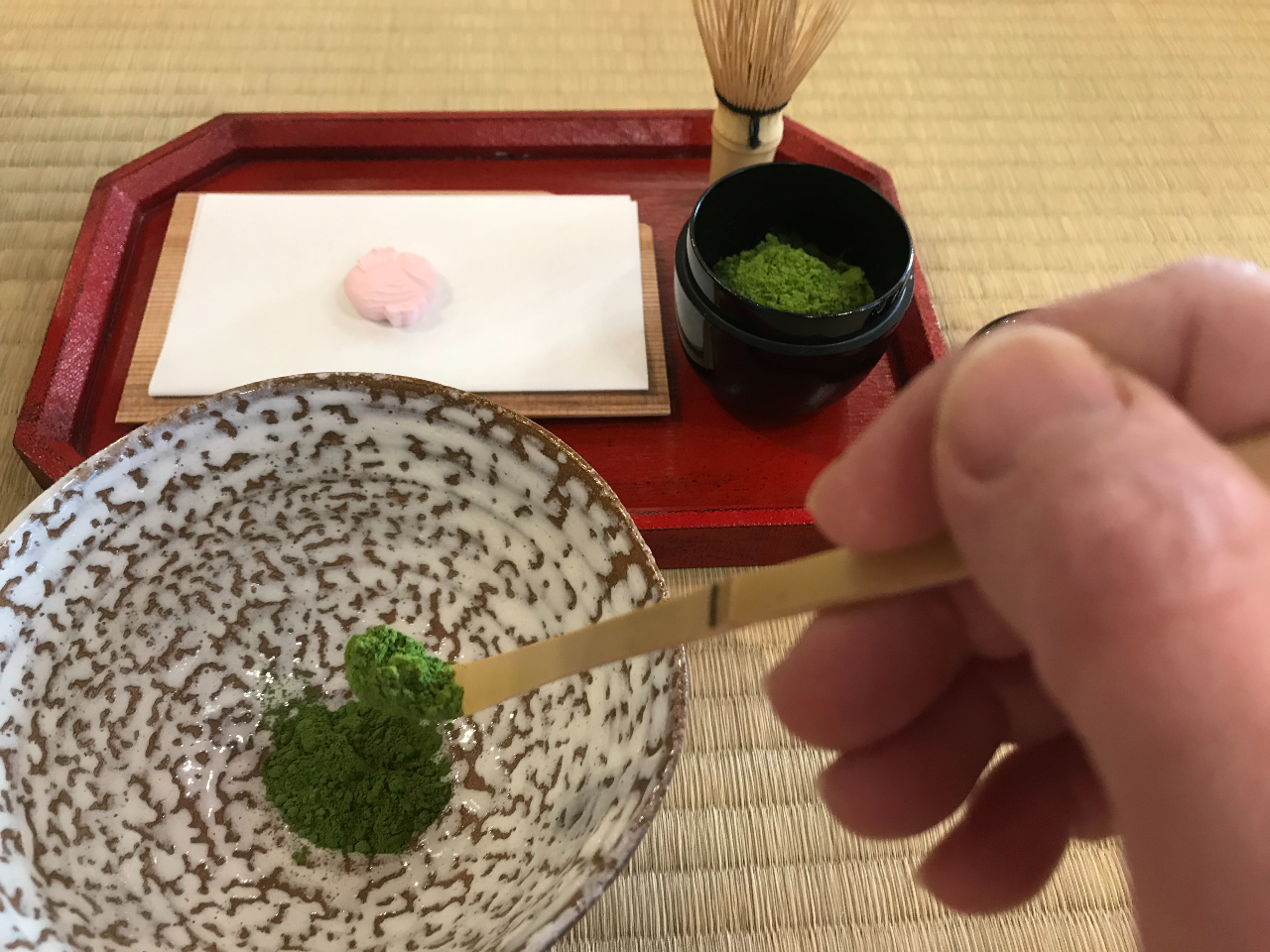 セットの茶杓を使って、お茶をすくい、お茶碗に入れます。