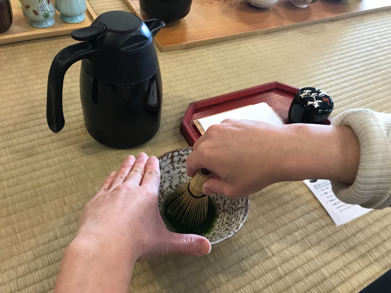 シャカシャカと茶筅をふります。