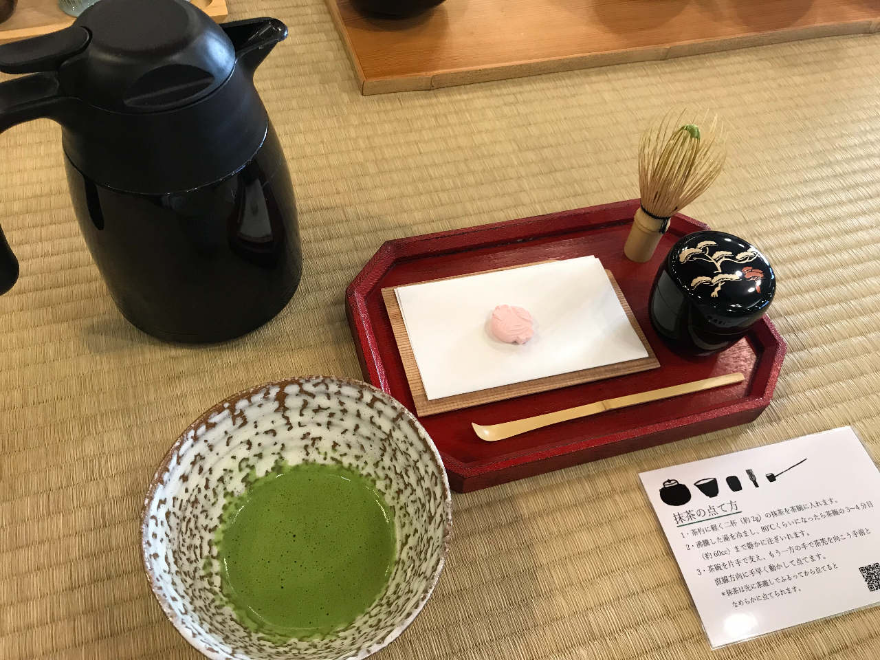 お菓子とお茶で一服できます。