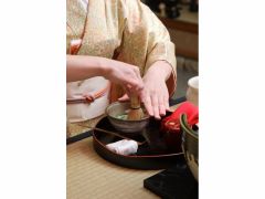 茶道専門のスタッフが付いて、抹茶の点て方や飲み方なども体験していただけます。