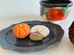 こちらは10月開催のハロウィンをイメージしたかわいい3種の和菓子とお土産の器です。
