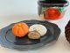 こちらは10月開催のハロウィンをイメージしたかわいい3種の和菓子とお土産の器です。