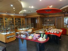 店内には印象的な赤い和傘があります。和傘を入れて体験の様子を撮影するのがおススメです!