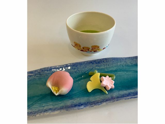 こちらが11月限定の秋をイメージしたお菓子です。お菓子の器は、お持ちかえりいただけます。横14センチ×縦10センチの細長いブルーが印象的な素敵な器です★