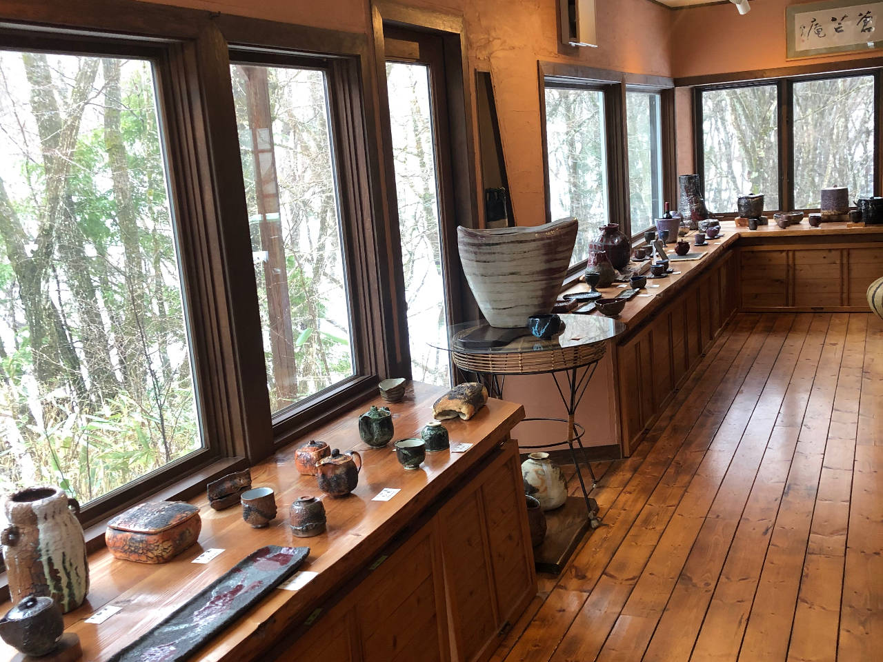 ギャラリーの中です。この下で体験教室開催致します。参考作品を探して体験していただきます。