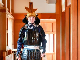 甲冑職人が丹精込めて作り上げた重厚な戦国武将の甲冑を着用出来ます。