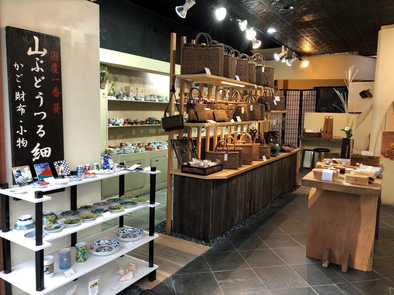 G݂𒆐SƂXłB߉{܂œkꕪ̑ʂ艈ɂ܂B