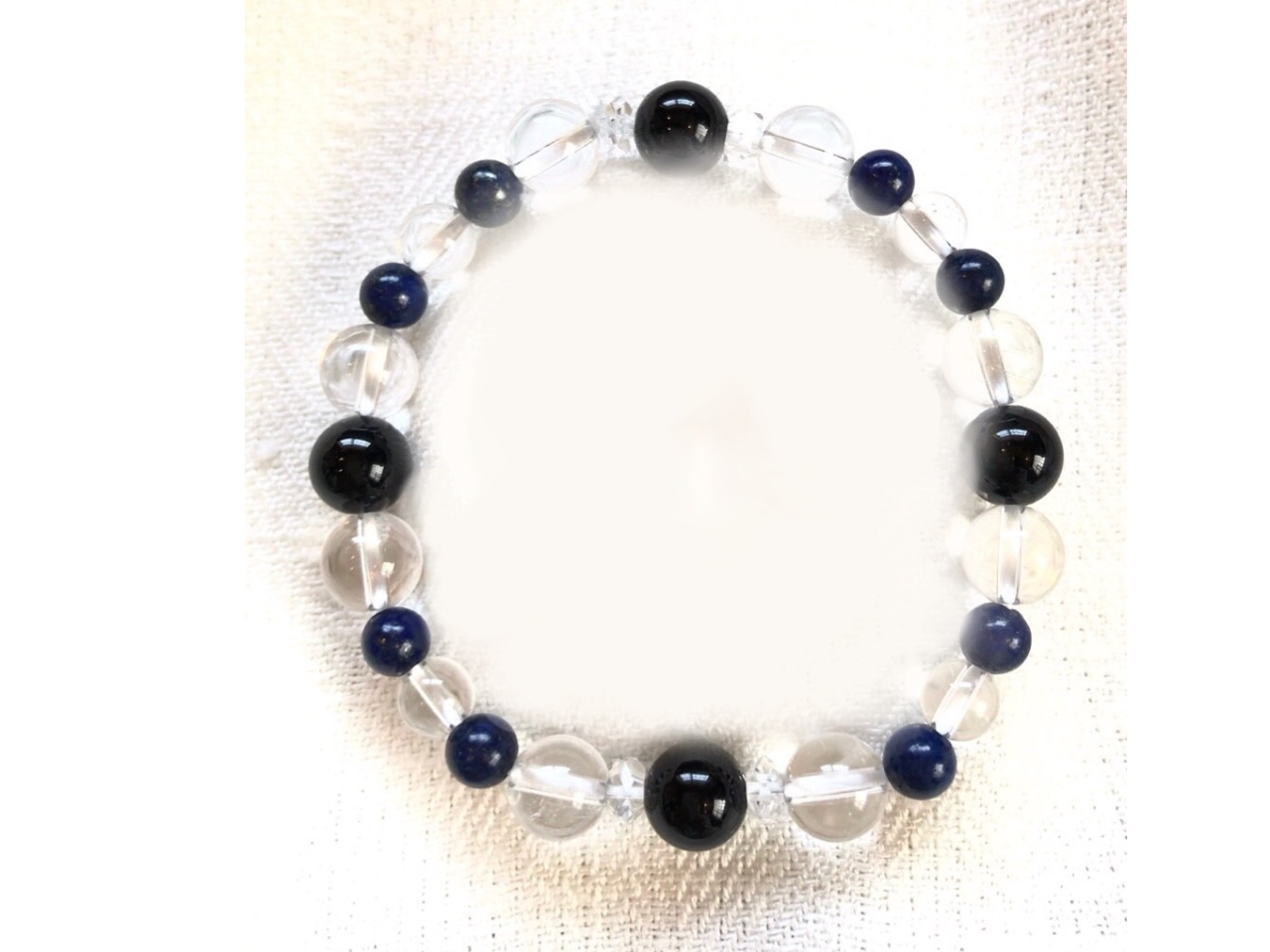 シックなブレスレットはクールな大人の女性にピッタリです。