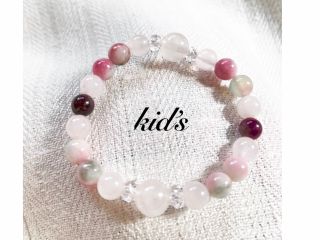 ピンク色のローズクォーツを中心に、優し風合いの石で作りました。キラキラ光るダイヤカットの水晶も素敵ですよ。大人気アニメのキャラクター風です