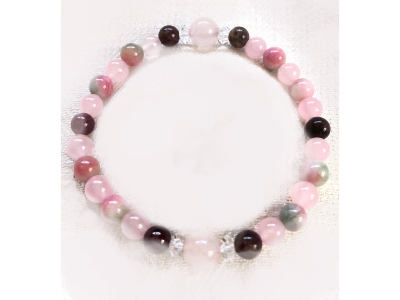 優しいピンク色のローズクォーツを中心に、キラキラ光るダイヤカットの水晶を入れました。お子様とお揃いにしても素敵ですね。