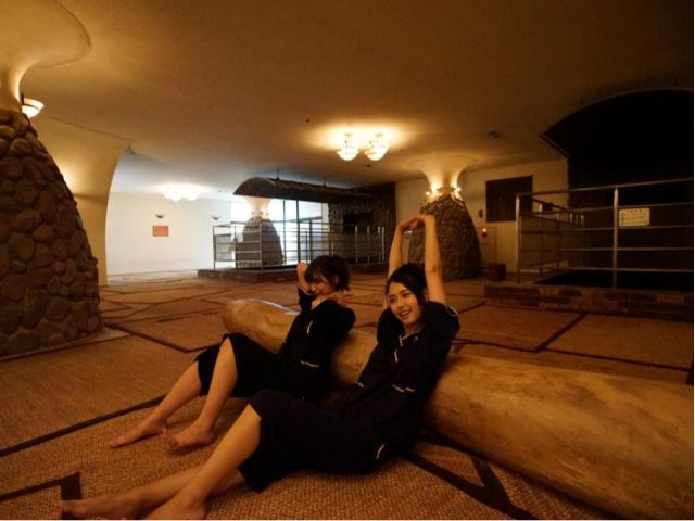 新陳代謝UP!モンゴル秘伝の遠赤外線サウナ サウナ内は60℃前後と低めに設定されていますので長時間楽しめる「滞在型」の麦飯石を使用した、遠赤外線火釜サウナ。