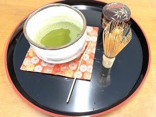 抹茶体験では抹茶をたてるところから体験いただけます。たてたことがない方もスタッフがフォローさせていただきますのでご安心ください。