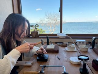 海辺にあるアットホームなアトリエ。ペア、グループ、おひとりでも本格的な彫金体験をお楽しみいただけます。
