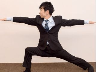 男性向けのヨガを体験してみましょう。体が硬い人こそヨガがいいです。