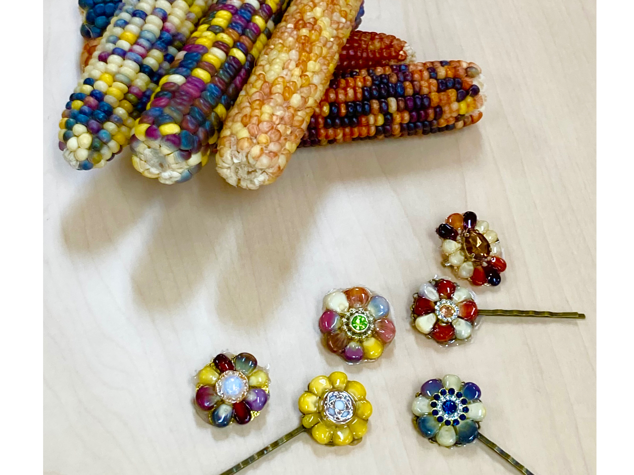 カラフルなグラスジェムコーンを使ったブローチつくり。1重のブローチを作ります。ヘアピンに変更可能です。