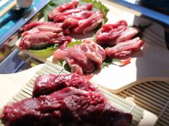 牛・豚・鶏・鹿肉や猪肉などの盛り合わせをご用意!(写真は鹿肉と猪肉)