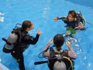 プール講習中!マイペースで水に鳴れましょう!