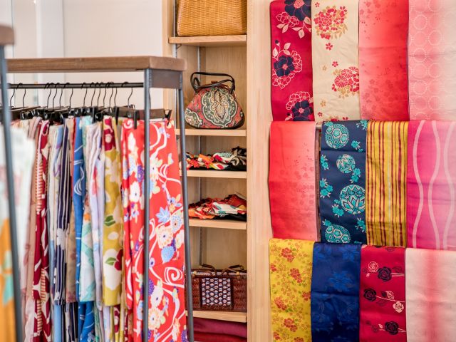 【Keit店内】色とりどりの着物や帯が皆さまをお待ちしています☆