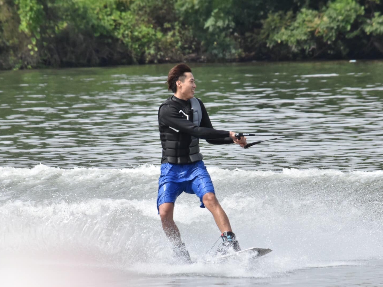 ウェイクボードで水上を立った時は格別です☆