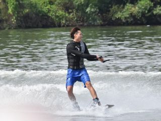 ウェイクボードで水上を立った時は格別です☆