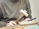 木槌を使って指輪のカタチに整えます。