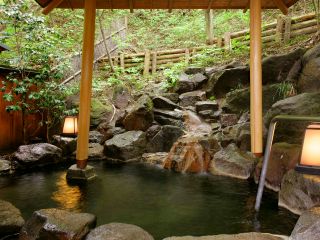 無料貸切露天風呂:水天宮の湯しらかば 木々に囲まれた気持ちいいお風呂です