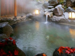 無料貸切露天風呂「水天宮の湯まゆみ」 5名様くらいまで入れます(温泉「しろがねの湯)が注がれます)
