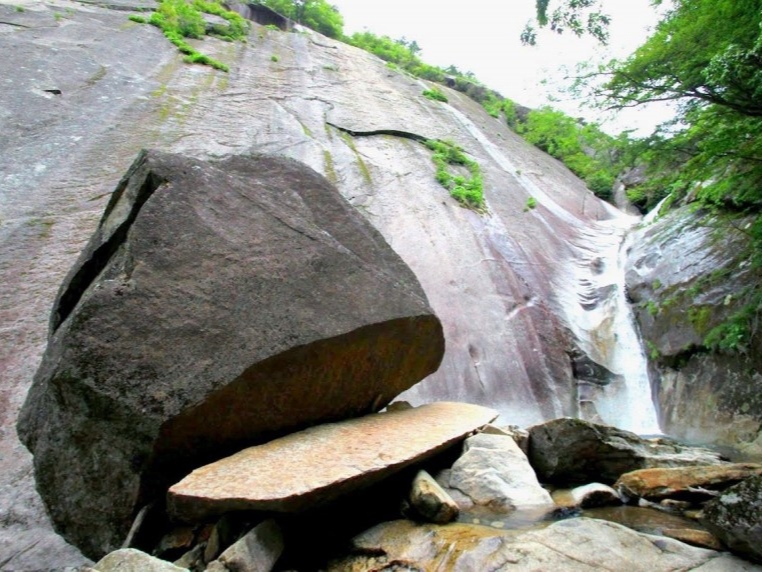 不思議なパックン岩です・・
