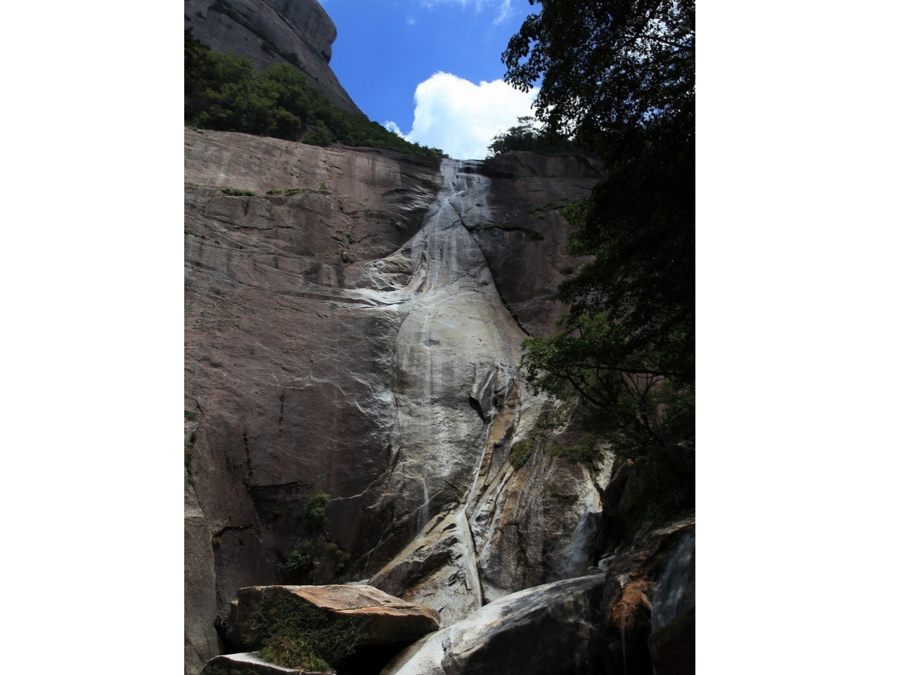 マイナスイオンたっぷりの滝